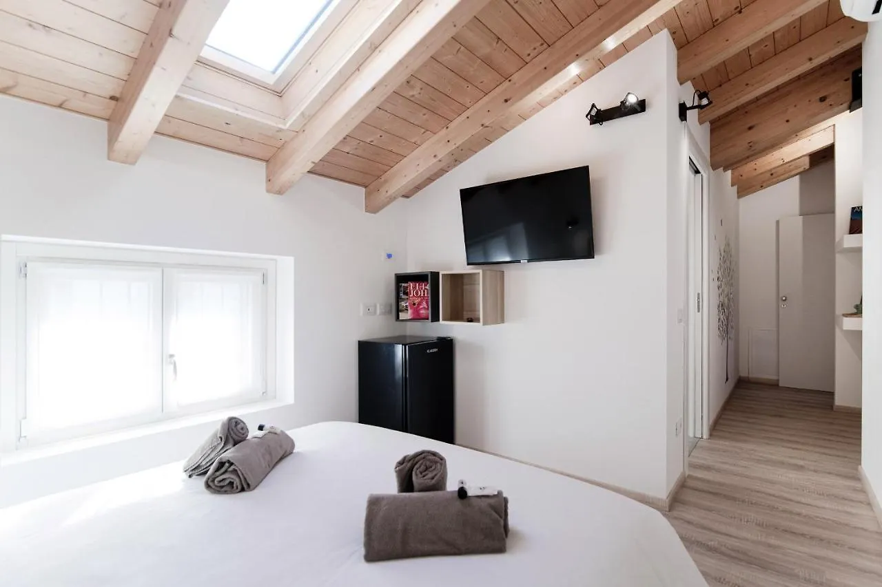 Spazio 77 - The House Of Travelers Como Gasthuis