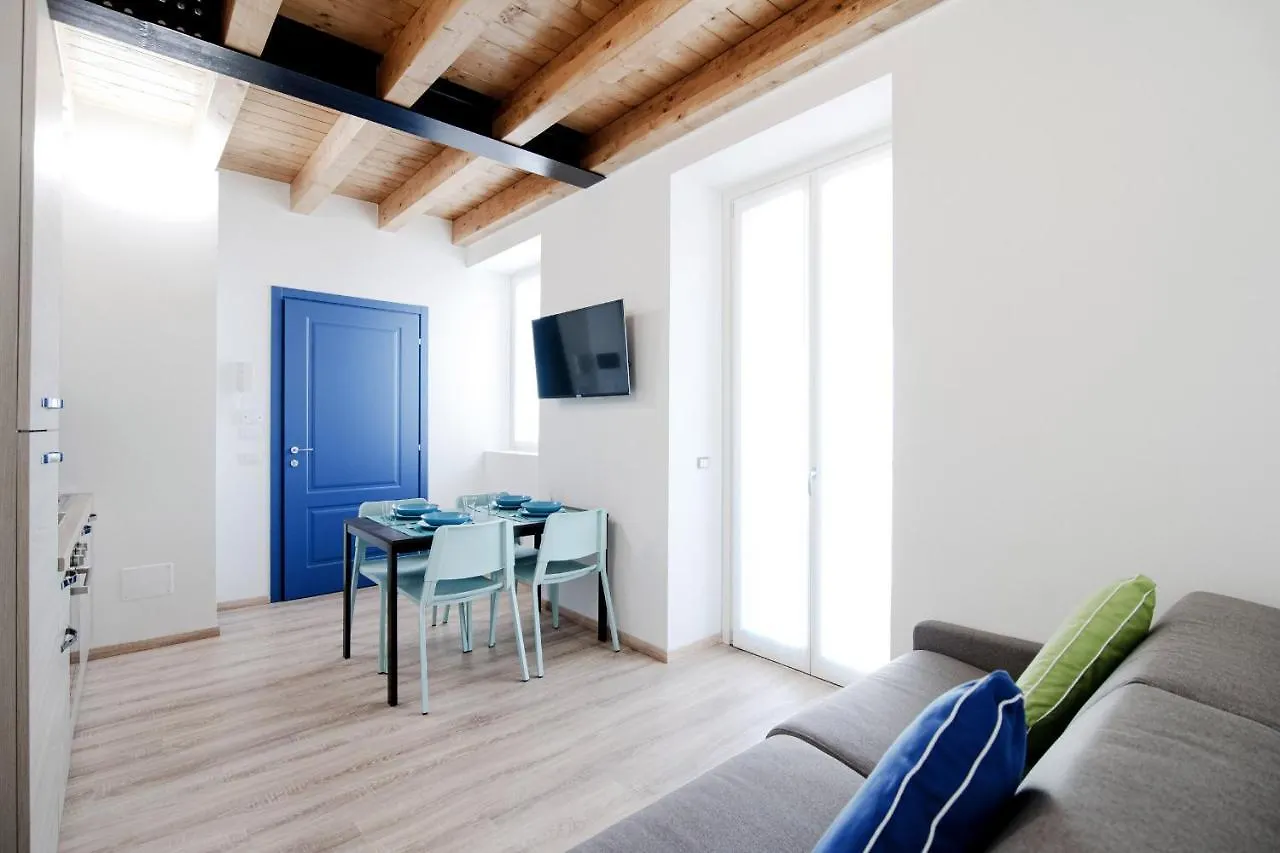 Spazio 77 - The House Of Travelers Como 0*,