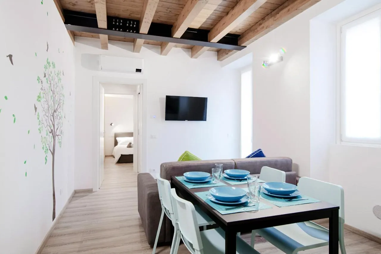 Spazio 77 - The House Of Travelers Como 0*,  Italy