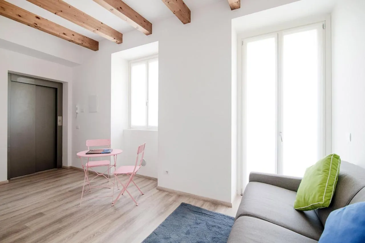 Spazio 77 - The House Of Travelers Como Italy